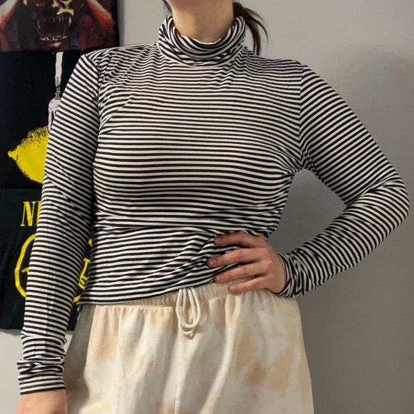 H&M stripped turtleneck - Picture 4 of 10